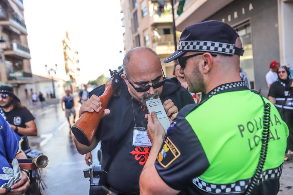 Más cara, pero a tiempo, ha llegado la pólvora para protagonizar la guerrilla de arcabucería de las fiestas de Sant Jaume de Guardamar