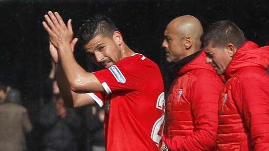 Nolito aplaude a la afición del Celta en una visita con el Sevilla a Balaídos. // R. Grobas