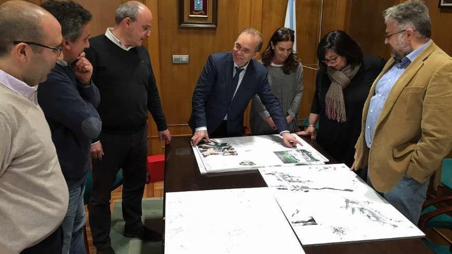 El alcalde, con los ganadores y finalistas del concurso de ideas para la plaza de Bugallal. // D.P.