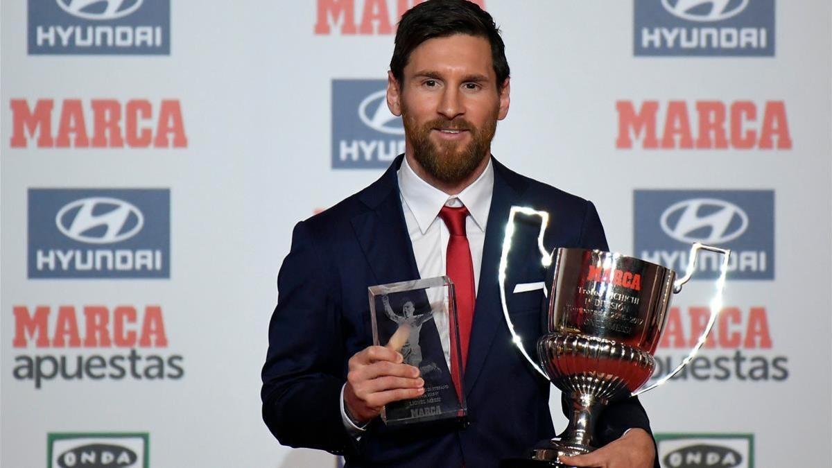 Messi, con el trofeo Pichichi y el trofeo Di Stéfano, que le entregó el diario Marca.