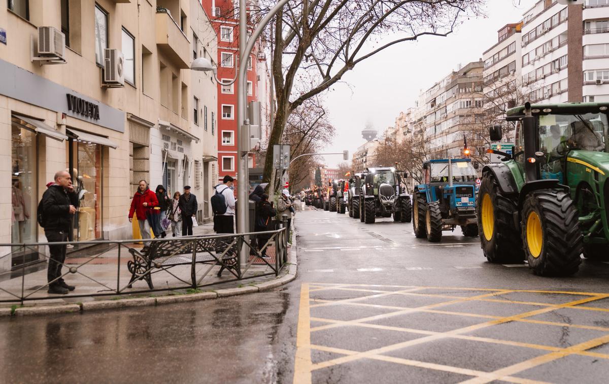 Miles de agricultores con sus tractores protestan contra el acuerdo con Mercosur en Madrid.