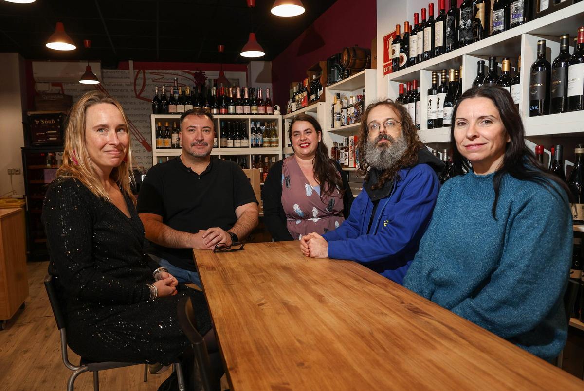Rosa Oudemans, Sebastián Lamazares, Amaia Ferragud, Álvaro Zarzuela y Nuria Dormuá son miembros de La Russafera. Rosa Oudemans, Sebastián Lamazares, Amaia Ferragud, Álvaro Zarzuela y Nuria Dormuá son miembros de La Russafera.