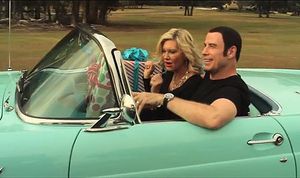 Olivia Newton John i John Travolta cantant ’I Think You Might Like It’.