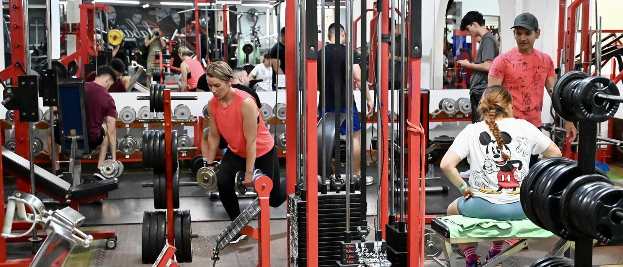 Personas haciendo ejercicio en un gimnasio