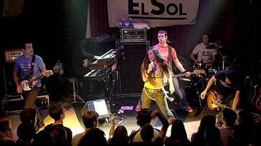 La emblemática sala El Sol, una de las cunas de la movida madrileña, situada en el número 3 de la céntrica calle de Jardines, cumple 30 años, un periodo durante el que se han celebrado cerca de 7.000 conciertos y por cuyo escenario han pasado Moby, The Strokes, Amaral, Alaska, Los Secretos o Alanis Morissette (en la imagen, durante su actuación en mayo de 2002).