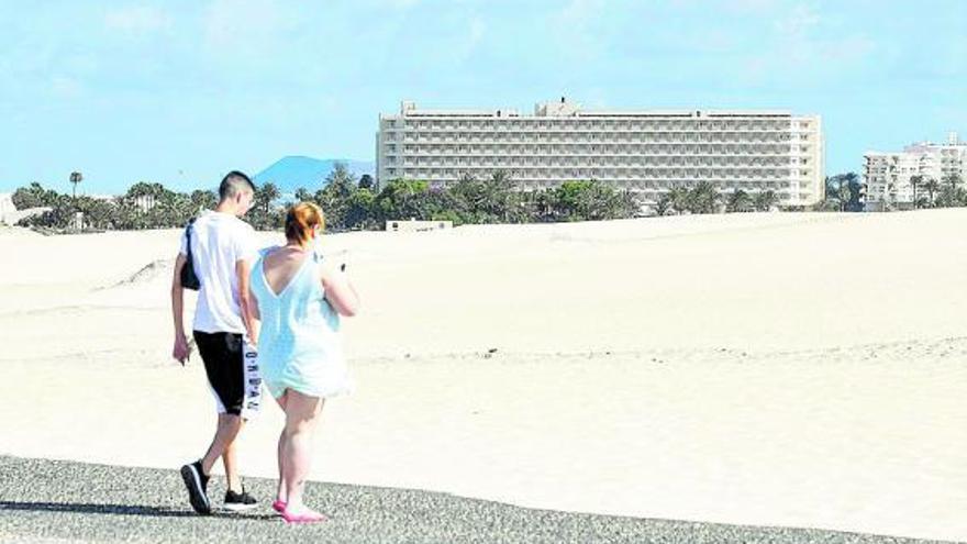 Al fondo, el hotel Oliva Beach, junto a las dunas de Corralejo.