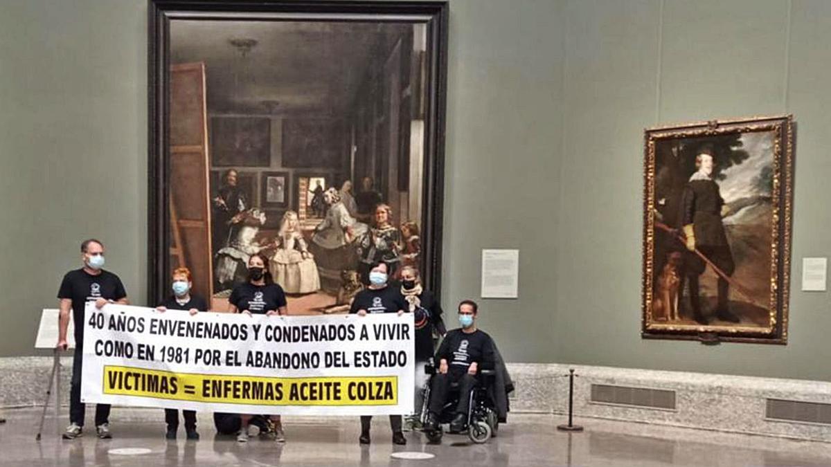 Los afectados, frente a ‘Las Meninas’, ayer.   | // PLATAFORMA SÍNDROME TÓXICO