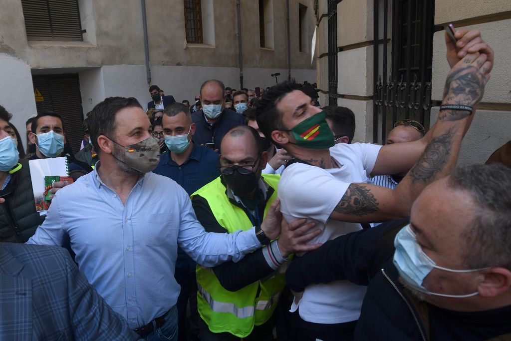 La plaza de la Catedral de Murcia se abarrota para recibir a Abascal