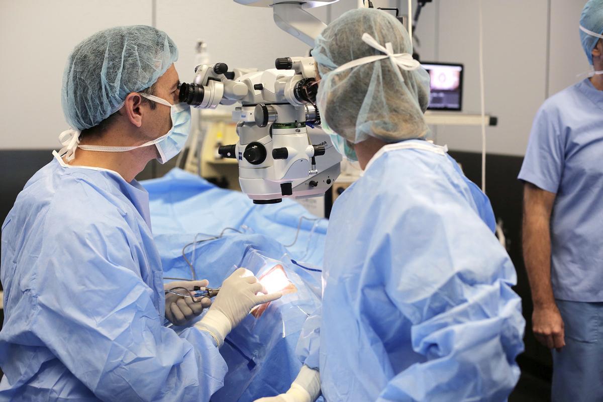 Comodidad y libertad son beneficios destacados por quienes optan tanto por la cirugía del cristalino, para presbicia y catarata, como por la cirugía refractiva.