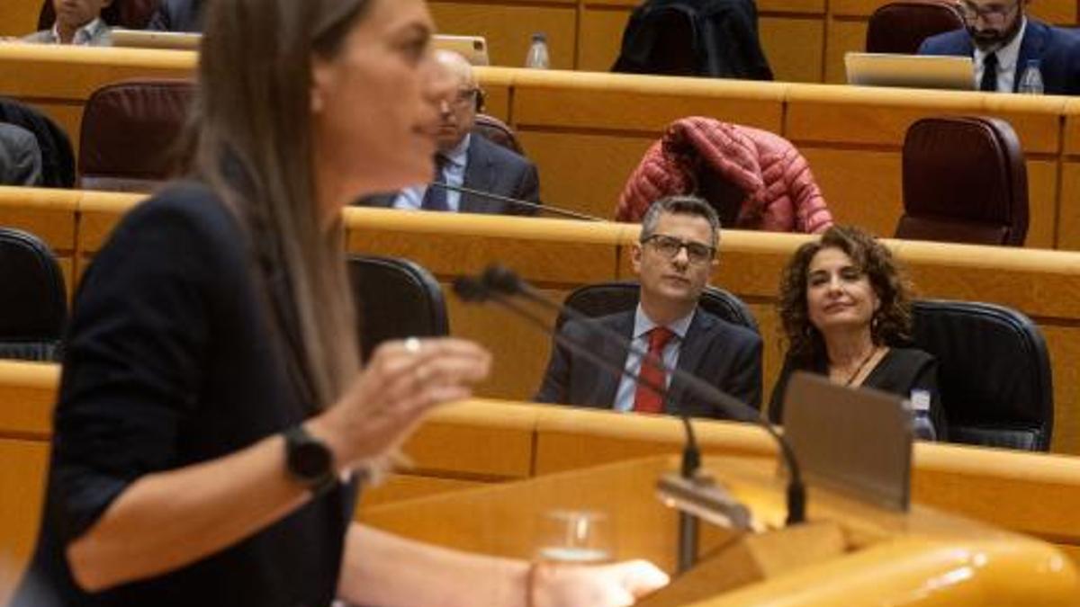 Félix Bolaños  y María Jesús Montero escuchan la intervención de Míriam Nogueras este 10 de enero en el Senado.