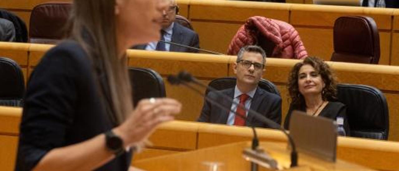 Félix Bolaños  y María Jesús Montero escuchan la intervención de Míriam Nogueras este 10 de enero en el Senado.