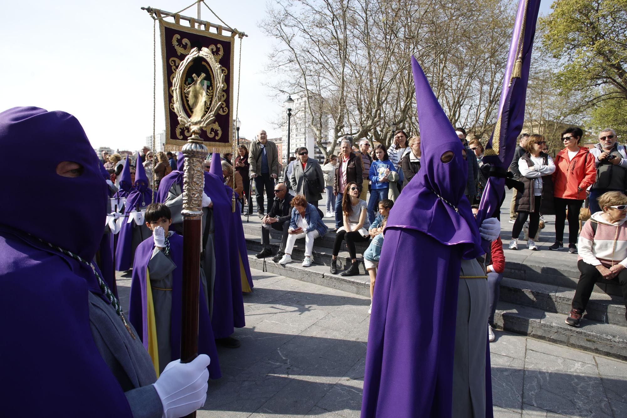 En imágenes: Así fue la procesión del Domingo de Resurrección para poner el broche a la Semana Santa de Gijón