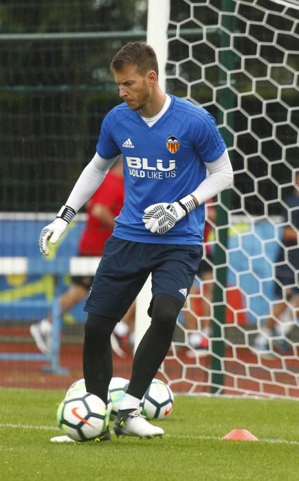 Intenso entrenamiento del Valencia en Évian-les-Bains