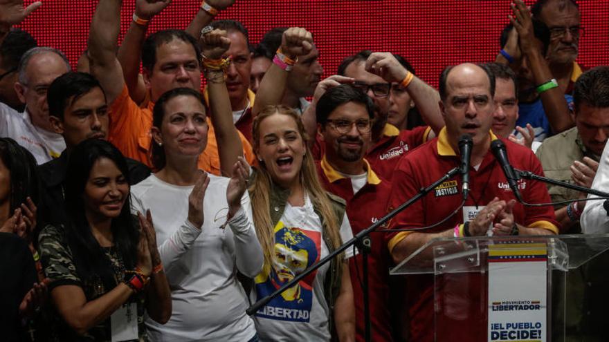 La oposición venezolana celebra la victoria en la consulta.