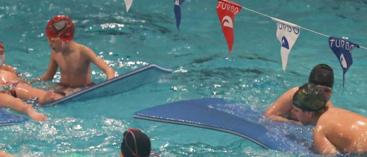 Unos niños disfrutan de una actividad en la piscina de La Magdalena.