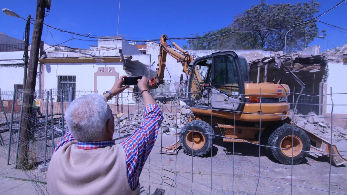 Un vecino contempla el derrivo del primer inmueble tumbado en las inmediaciones de la avenida de Trassierra.