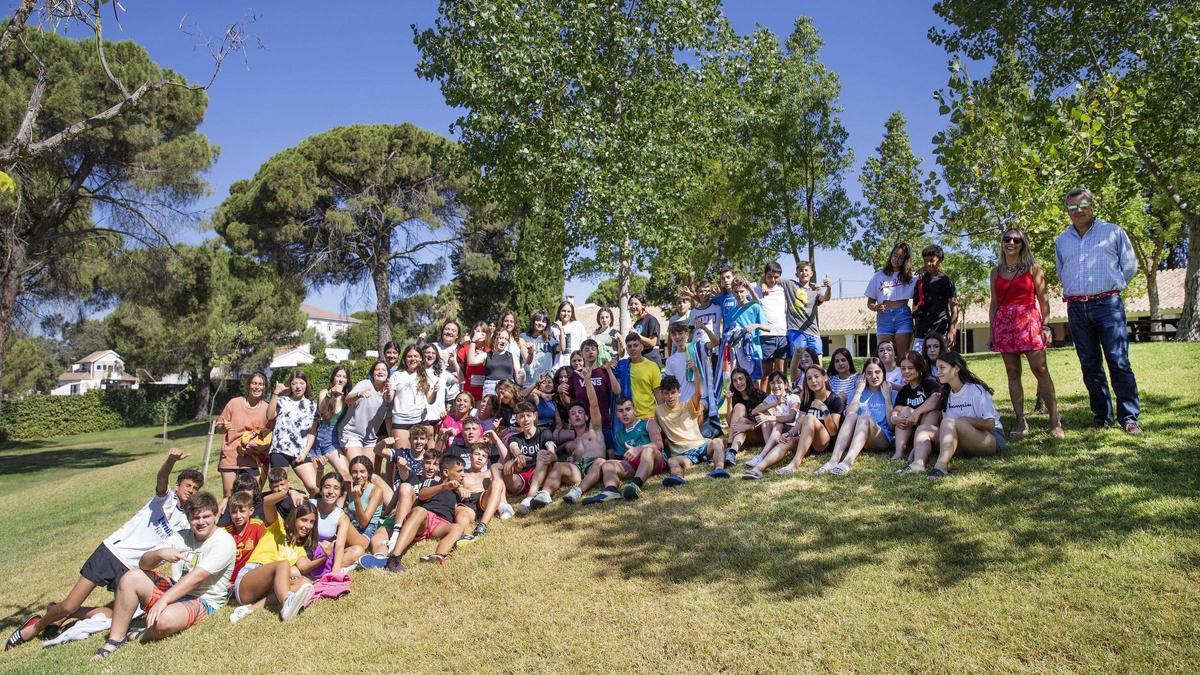 Niños y monitores en una pasada edición de los Campamentos de Verano de la Diputación.