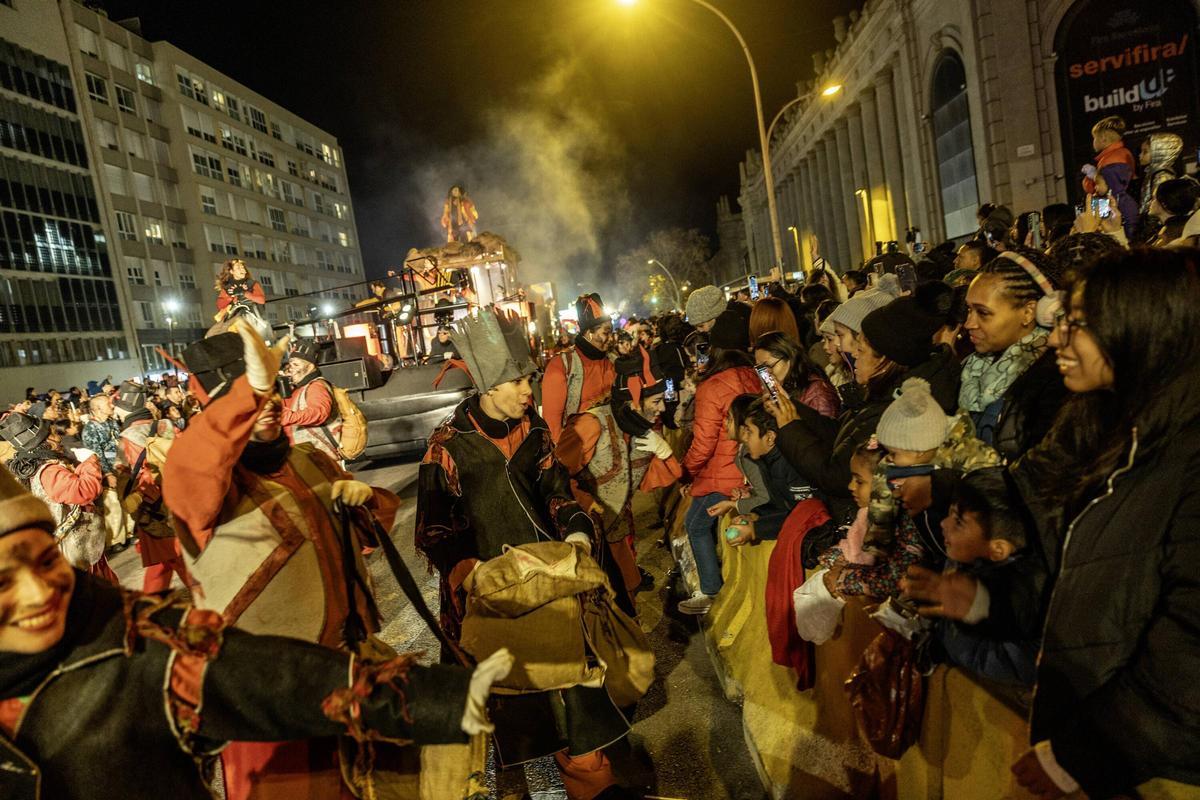 Miles de personas colman la costa de Barcelona para dar la bienvenida a los Reyes Magos