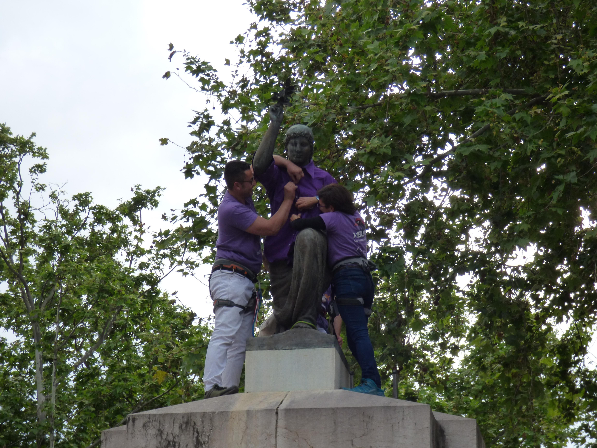 Els castellers de Figueres vesteixen la Monturiola