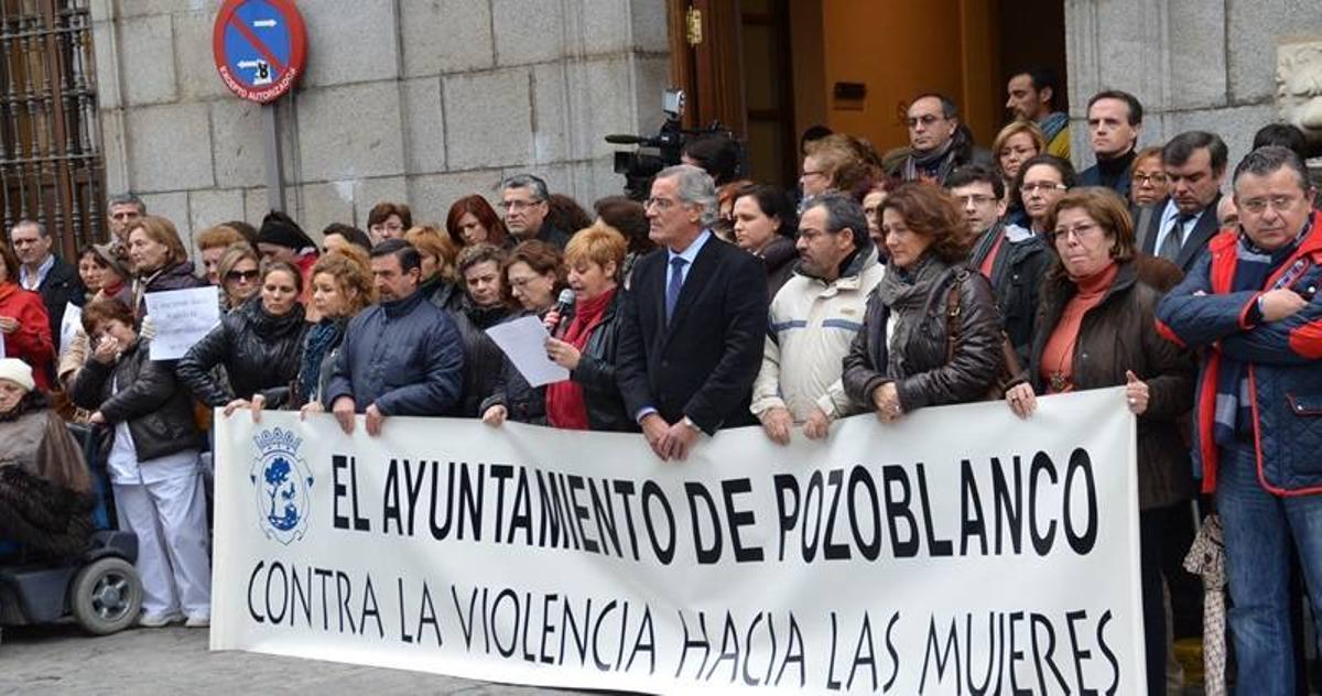 Cientos de personas despiden a la mujer asesinada por su compañero