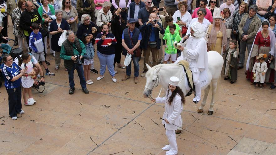 Canteli desea &quot;felicidad&quot; a los ovetenses en la venia al heraldo para el Martes de Campo