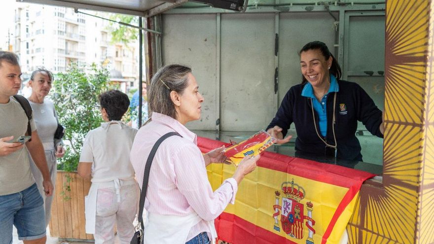 Agotadas en una hora las banderas de España regaladas en Cartagena