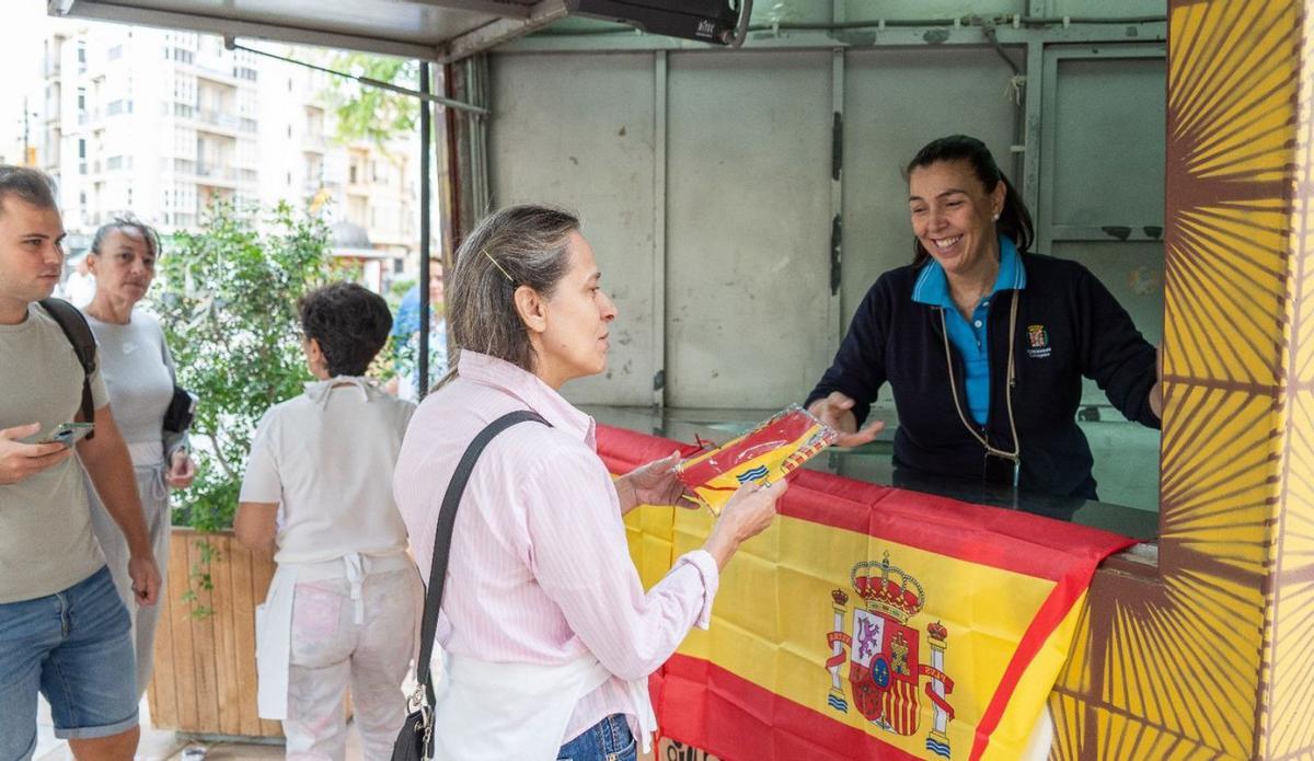 Agotadas en una hora las banderas de España regaladas por el Ayuntamiento | A. C.