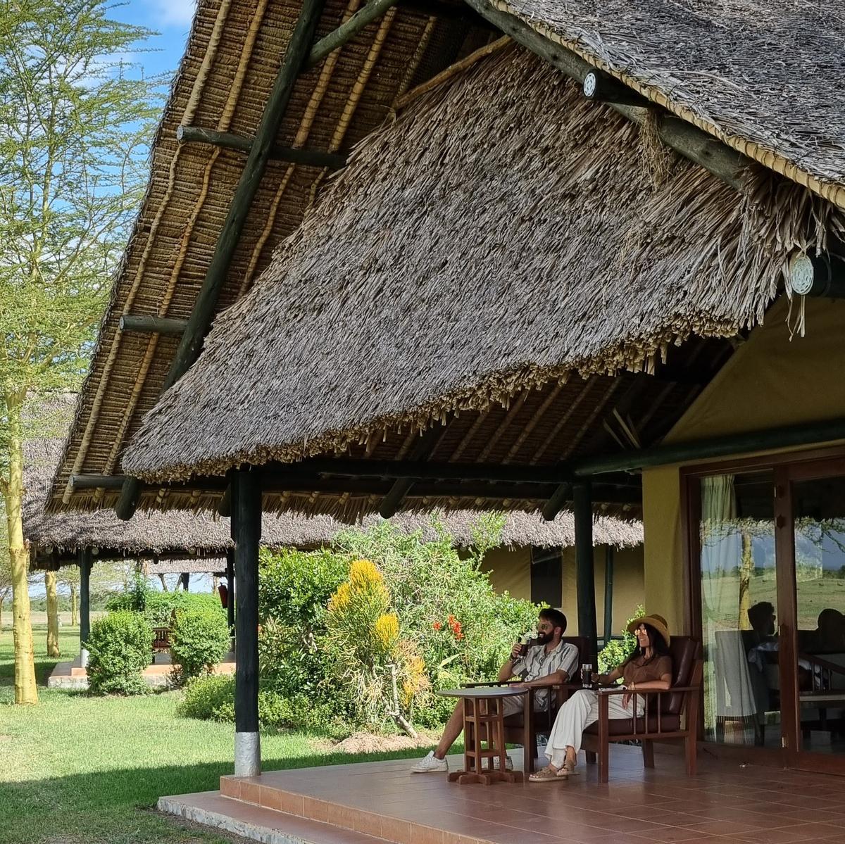 María Chacón disfrutando de las vistas al monte Kenia desde la habitación del hotel en Ol Pejeta