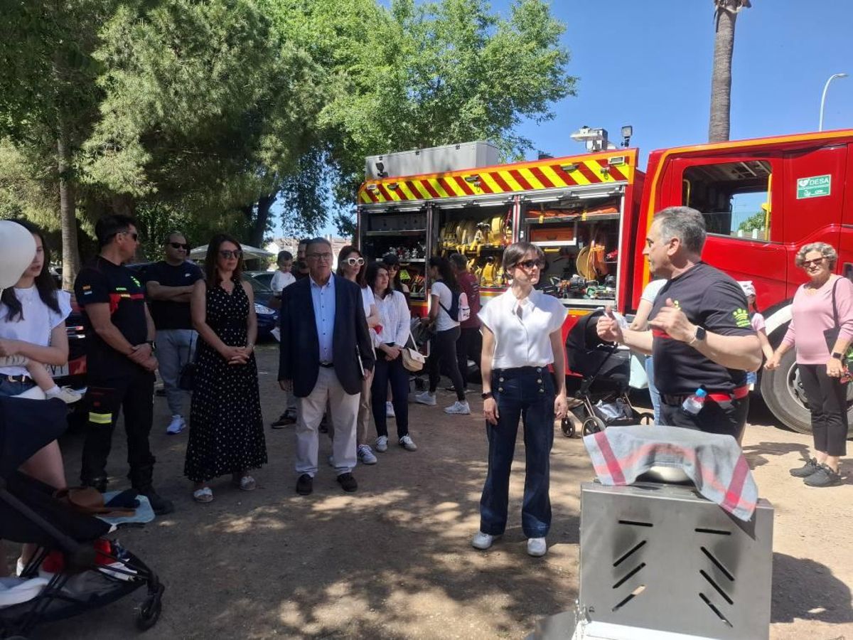 El alcalde visitó el stand de bomberos.