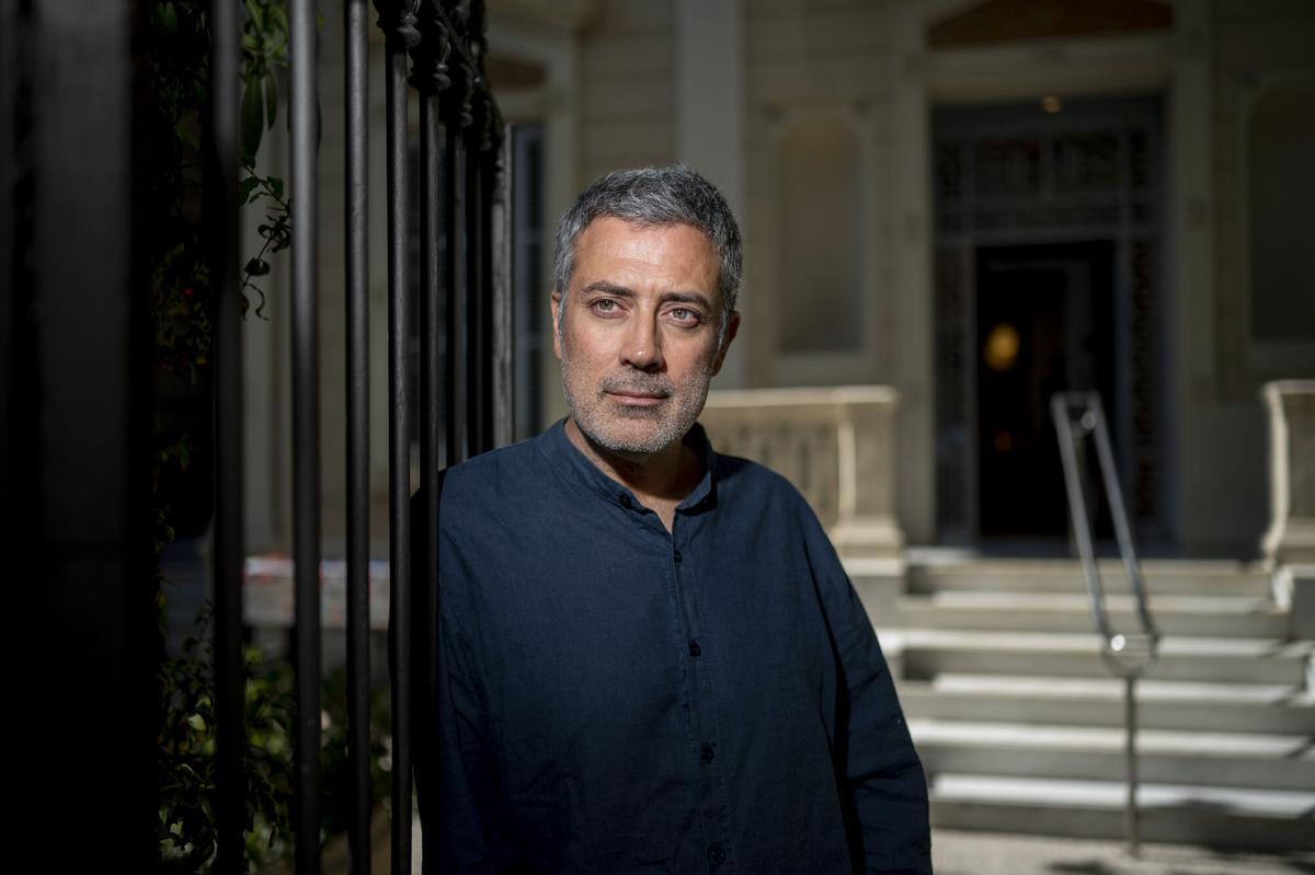 El escritor italiano Andrea Bajani, autor de ‘El aniversario’ fotografiado en el patio del Instituto Italiano de Cultura