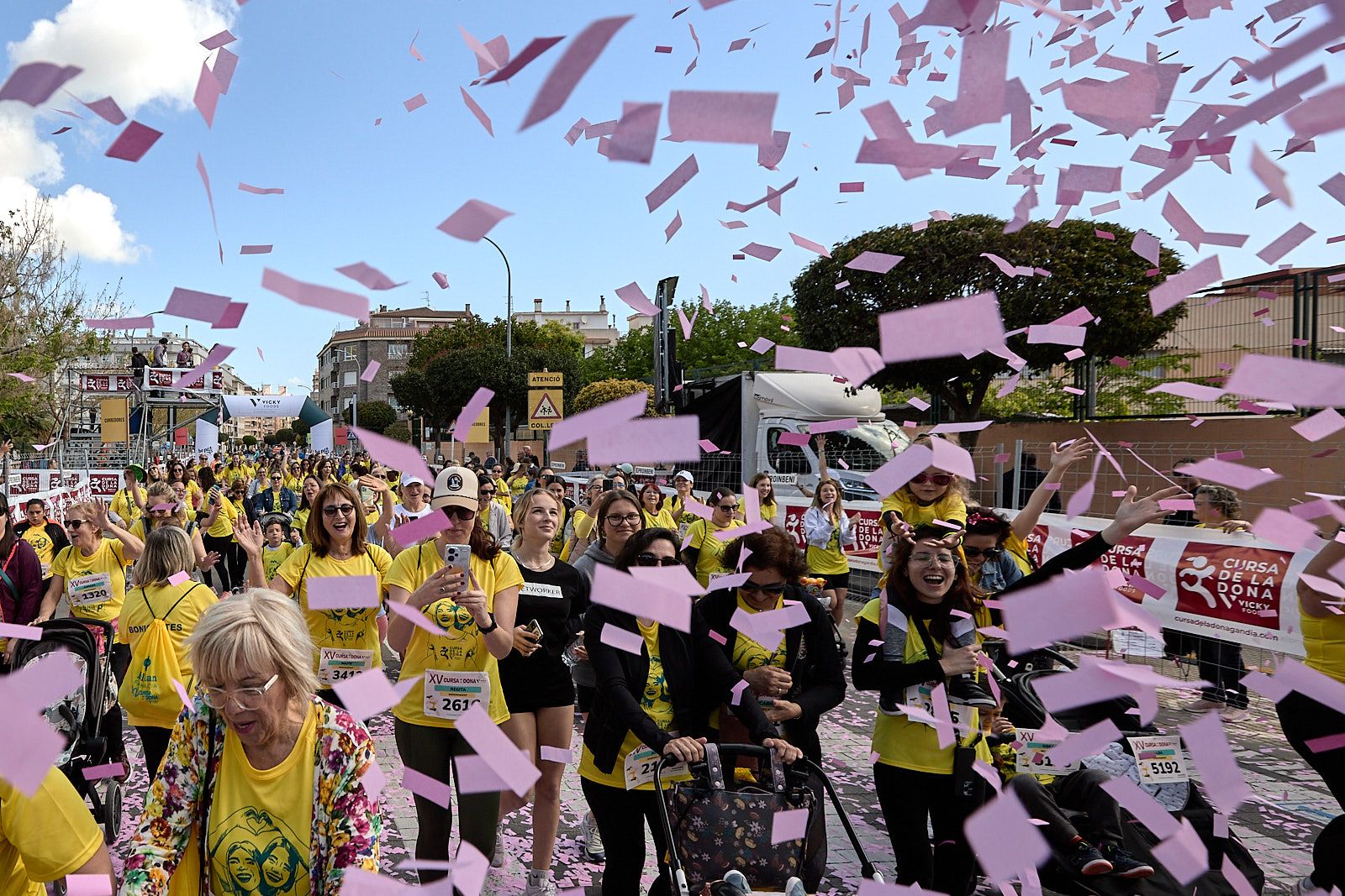 Miles de mujeres en la XV Cursa de la Dona Vicky Foods de Gandia