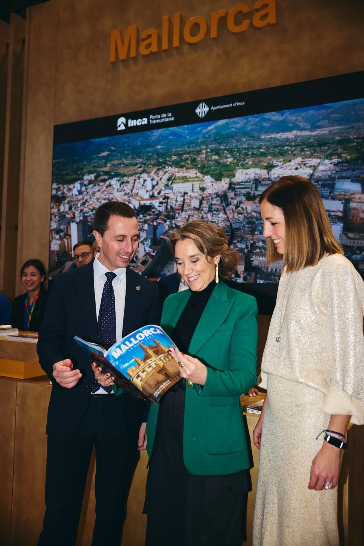 Llorenç Galmés, Cuca Gamarra y Antònia Roca ojean la revista 'Mallorca', guía turística editada por esta cabecera.