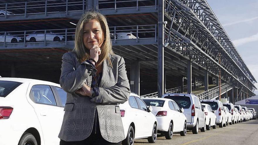 Teresa Pedrosa, delegada del Estado en la Zona Franca, frente al silo de coches de la terminal de Bouzas. // Alba Villar