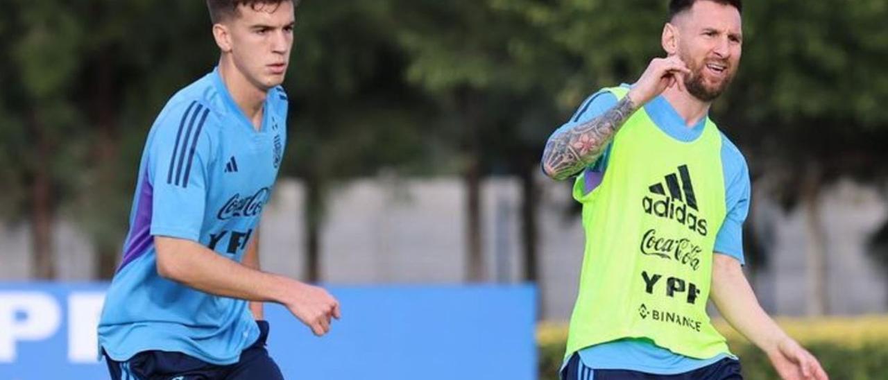 Maxi Perrone, a la izquierda, junto a Leo Messi, en un entrenamiento con la selección argentina.