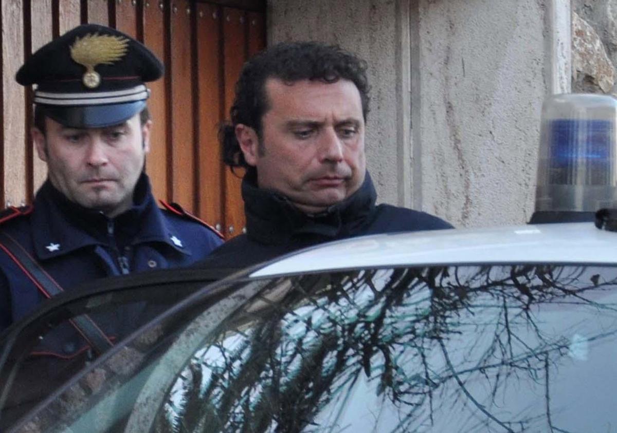 El capitán del crucero Francesco Schettino fue detenido en Grosseto, Italia, el 14 de enero de 2012