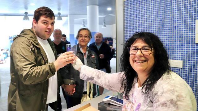 Estradenses en la venta anticipada de vasos este miércoles en el Novo Mercado.  |