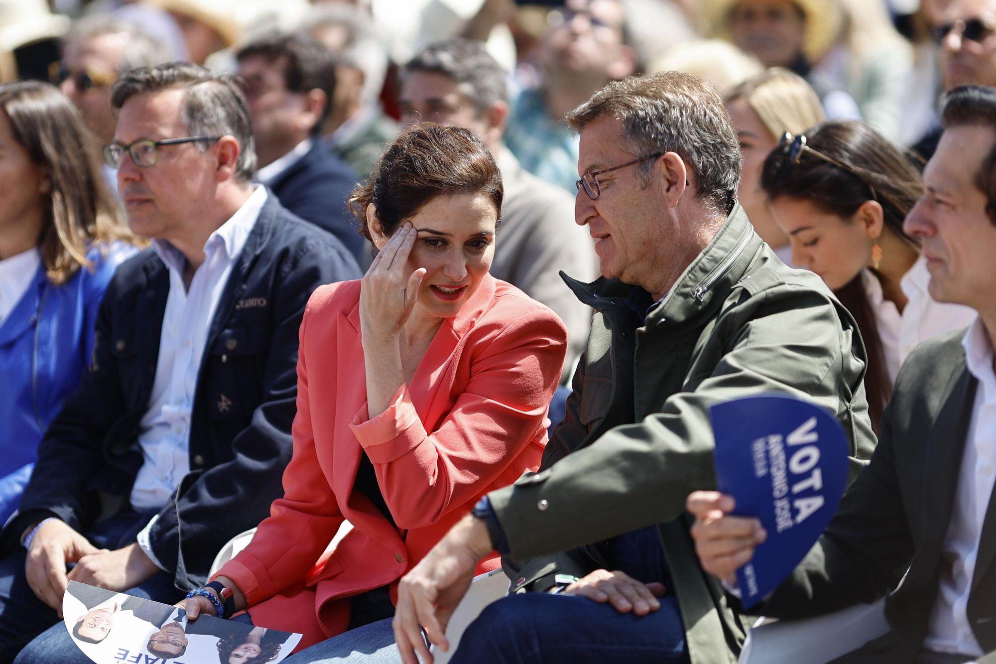 Isabel Díaz Ayuso y Alberto Núñez Feijóo en un mitin de la campaña en Madrid.