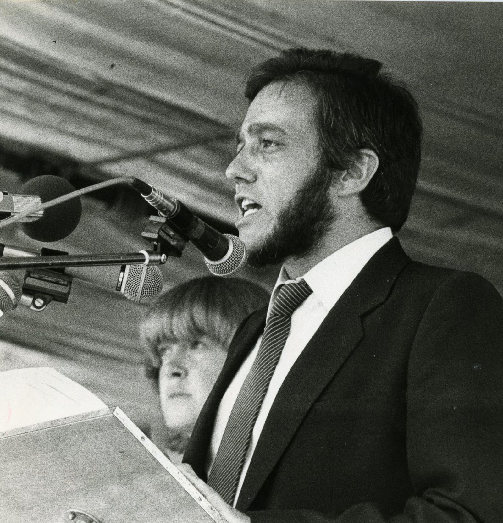 Pedro de Silva pronuncia su discurso institucional en el Día de Asturias de 1983 junto a la entonces alcaldesa de Vegadeo, Servanda García.