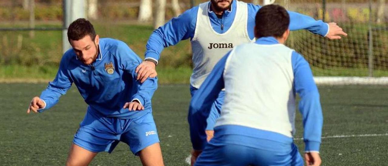 Campillo y Pablo Carnero, exjugadores del Rápido de Bouzas,pugnan por un balón en el entrenamiento de ayer en A Xunqueira. // RafaVázquez