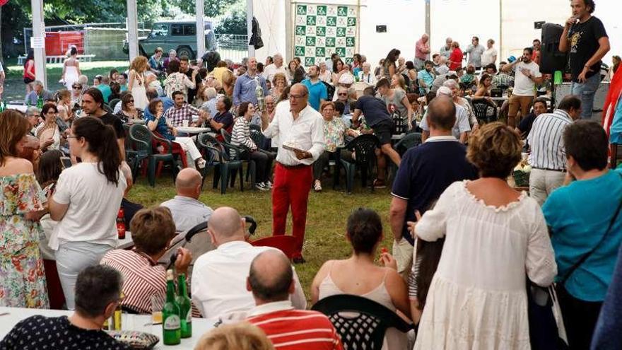 Los vecinos de Granda reunidos bajo la gran carpa que acogió las fiestas de Santa Ana durante la última semana.