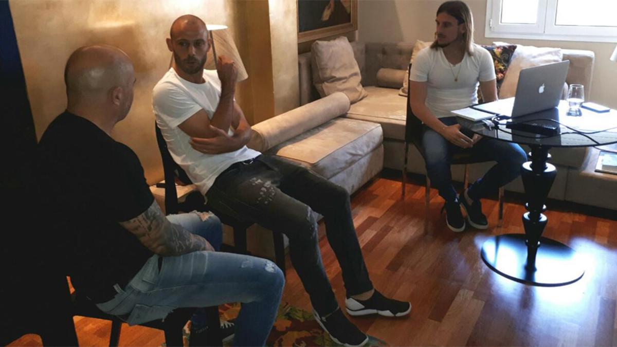 Un momento de la reunión entre Jorge Sampaoli y Javier Mascherano