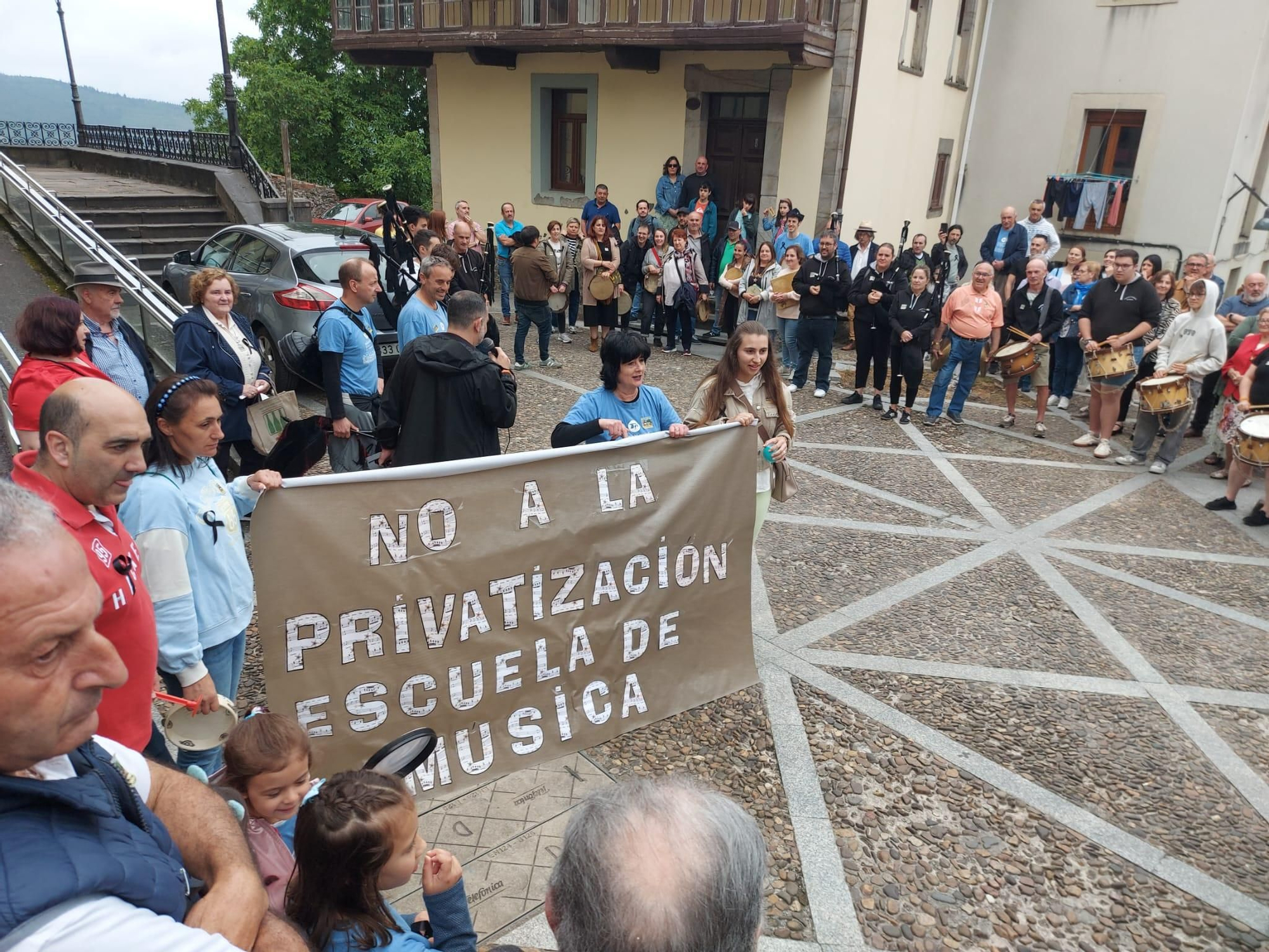 En imágenes: Así fue la manifestación contra el cierre de la Escuela de Música de Tineo