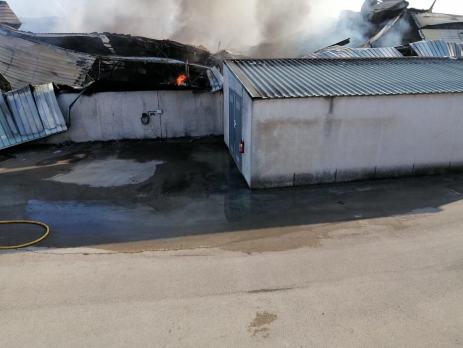 Els bombers ja han controlat el foc del Polígon Sant Isidre de Sant Fruitós