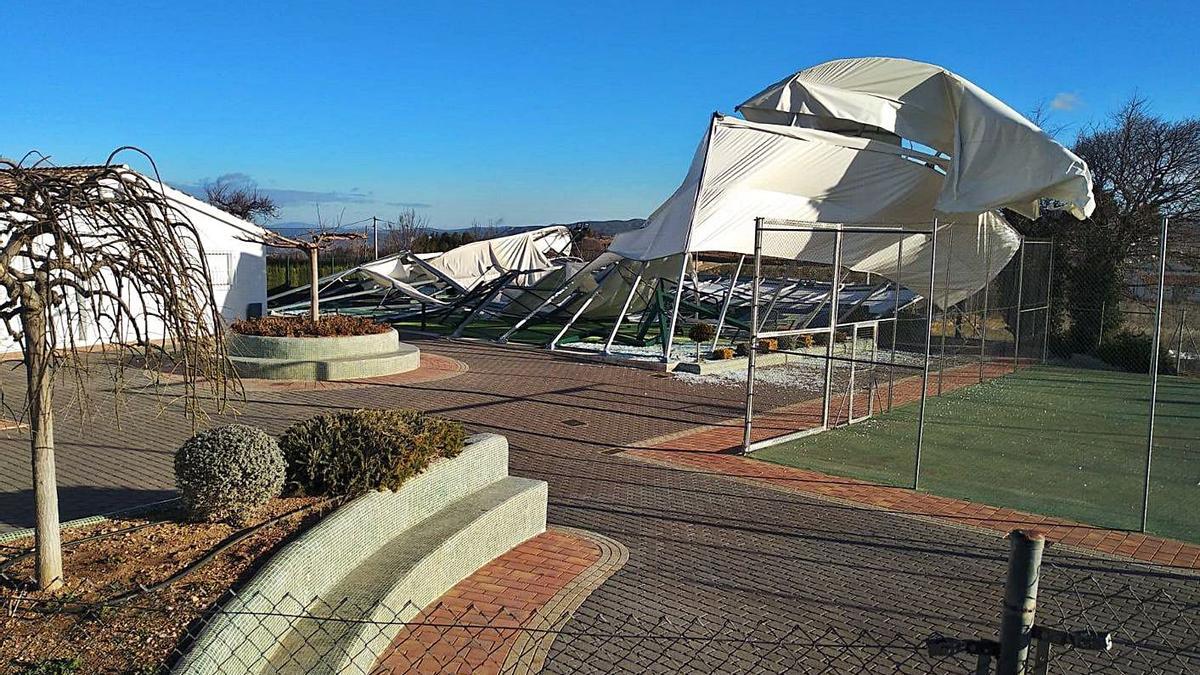 El viento destroza 
una pista de pádel 
en Jarafuel.  LEVANTE-EMV