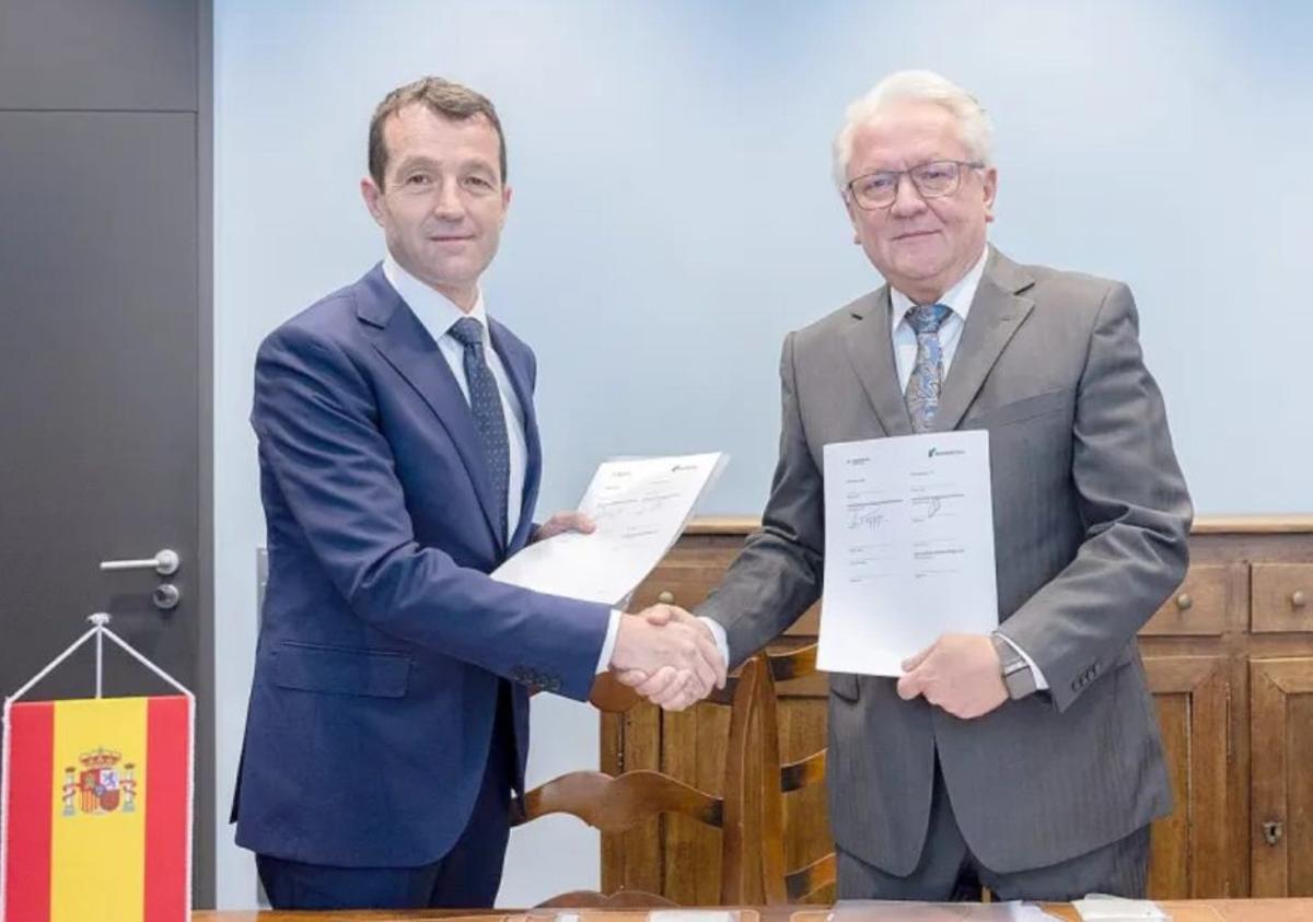 Por la izquierda, Ángel Escribano y Armin Papperger. |