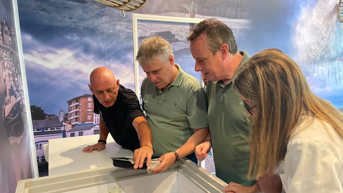 Por la izquierda, César Iglesias, gerente de Productos del Mar Ría de Navia; Enrique Plaza, director general de Pesca Marítima; Marcelino Marcos, consejero de Medio Rural; y Patricia García responsable de producción.