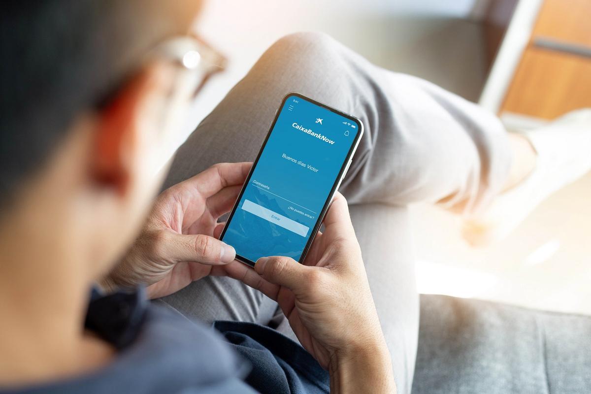 Un cliente usando la aplicación de CaixaBank Now en su móvil