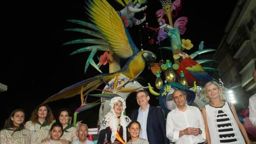 Ximo Puig, Gabriel Echávarri y Gabriela Bravo, junto a miembros de la Foguera de Sèneca Autobusos durante la madrugada del viernes al sábado.