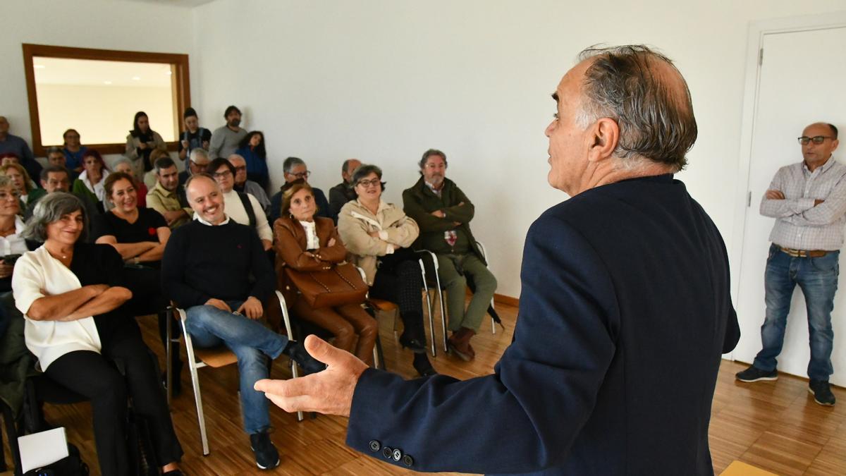 Un momento de la intervención de Macenlle, ayer en el Centro Social do Mar de Bueu.