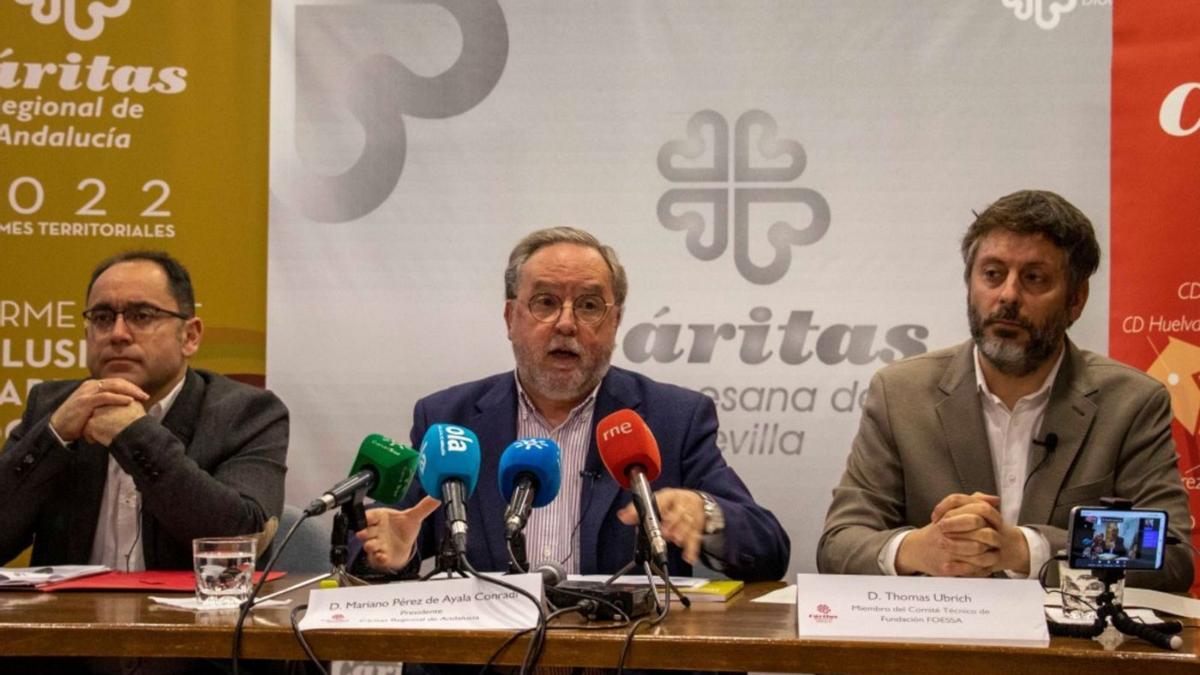 El presidente regional de Cáritas Andalucía, Mariano Pérez Ayala, en el centro, en la presentación ayer del informe.  | EUROPA PRESS